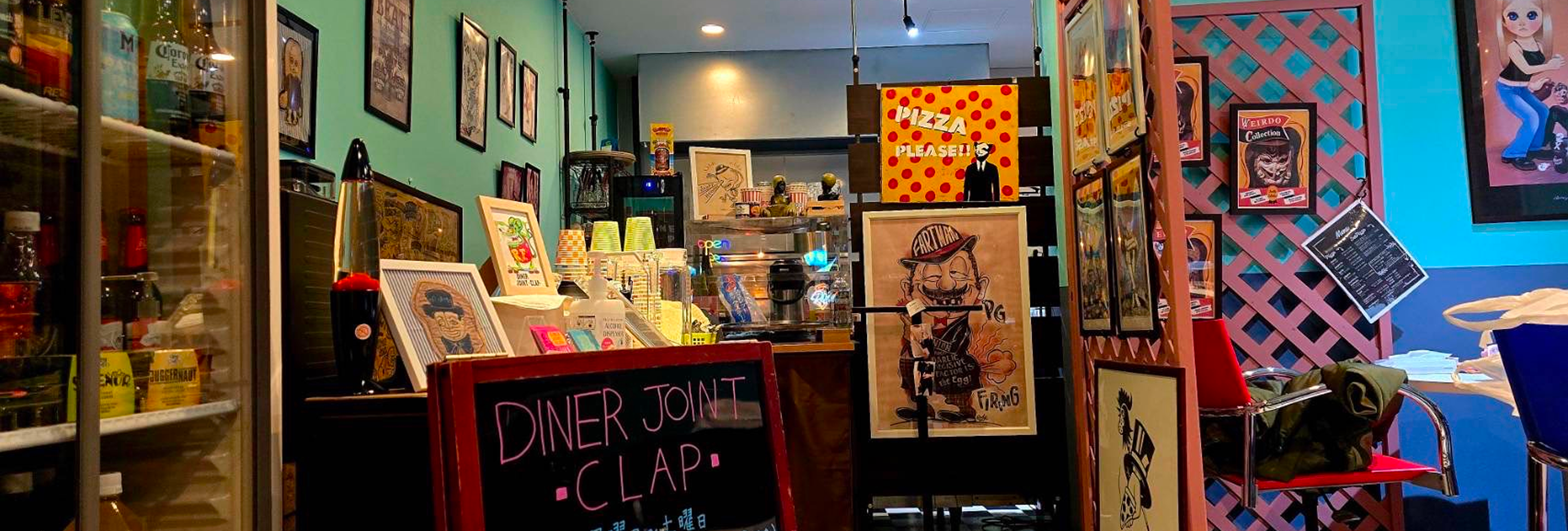 DINER JOINT CLAPの、絵がたくさん飾られていておしゃれな店内の様子